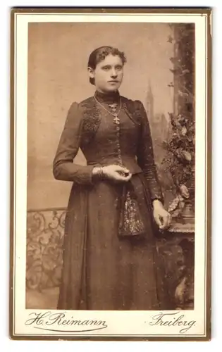 Fotografie H. Reimann, Freiberg, Weingasse 9, Portrait junge Dame im edlen Kleid mit Fächer