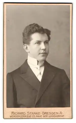 Fotografie Richard Stanke, Dresden, Werderstrasse 25, Portrait junger Herr im edlen Anzug mit Krawatte