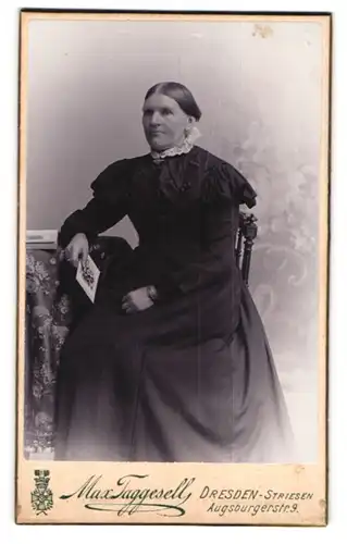 Fotografie Max Taggesell, Dresden-Striesen, Augsburgerstr. 9, Portrait betagte Dame im edlen Kleid