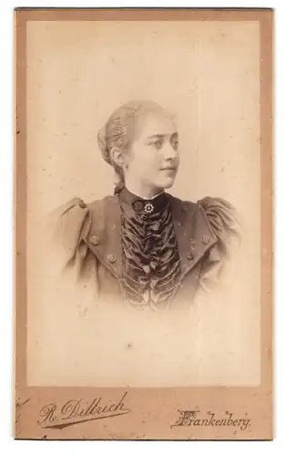 Fotografie R. Dittrich, Frankenberg, Freibergerstr. 33, Portrait junge Dame mit Haardutt im Profil