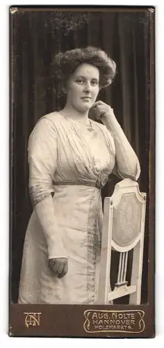 Fotografie Aug. Nolte, Hannover, Holzmarkt 6, Portrait hübsche junge Dame mit modischer Frisur