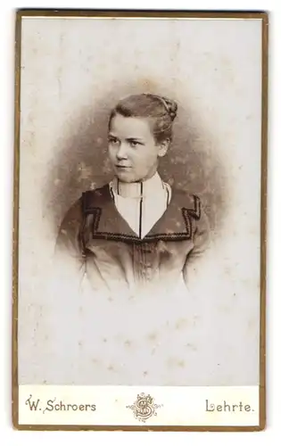 Fotografie W. Schroers, Lehrte, Sedanstrasse 9, Portrait junge Dame mit Flechtfrisur