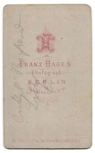 Fotografie Franz Hagen, Berlin, Schützenstr. 60, Portrait eleganter Herr mit Brille und Zwirbelbart