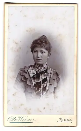 Fotografie Otto Werner, Riesa, Kastanienstr. 81, Portrait Dame in modischer Bluse mit Schleifen