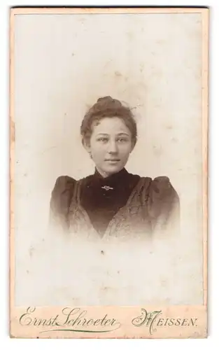 Fotografie Ernst Schroeter, Meissen, Portrait hübsche junge Dame in edler Bluse