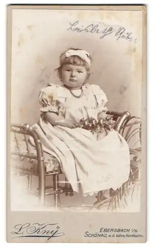 Fotografie L. Kny, Ebersbach i. S., Portrait niedliches Mädchen mit Haarschleife