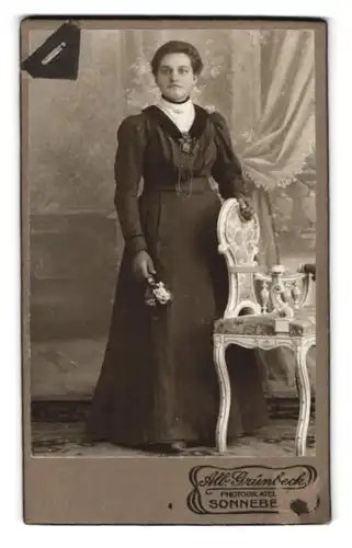 Fotografie Alb. Grünbeck, Sonneberg, Portrait Dame im edlen Kleid an einem Stuhl gelehnt