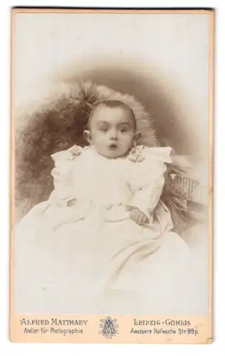 Fotografie Alfred Matthaey, Leipzig-Gohlis, Äussere Hallesche Str. 99, Portrait niedliches Baby im weissen Kleid