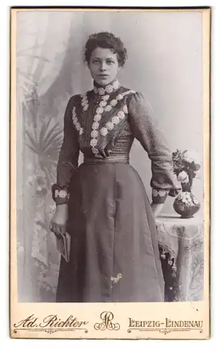 Fotografie Ad. Richter, Leipzig-Lindenau, Merseburger-Str. 61, Portrait hübsche Dame im modischen Kleid