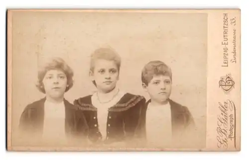Fotografie G. B. Gäbler, Leipzig-Eutritzsch, Lindenstrasse 33, Portrait dreier Kinder in edler Kleidung