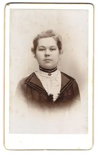 Fotografie unbekannter Fotograf und Ort, Portrait junge Dame in edler Bluse mit Brosche