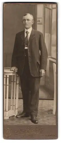 Fotografie R. Käding, Senftenberg N. / L., Portrait junger Herr im Anzug mit Krawatte