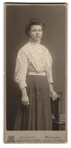 Fotografie Oberpolinger, München, Neuhauser Str. 44, Portrait junge Dame mit Bluse und Gürtel