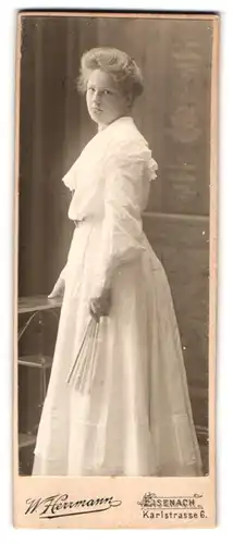 Fotografie W. Herrmann, Eisenach, Karlstrasse 6, Portrait junge blonde Frau im weissen Kleid mit Fächer