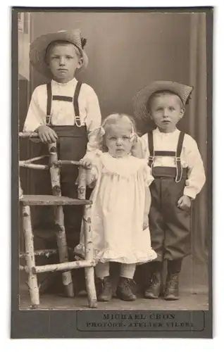 Fotografie Michael Cron, Vilbel, Portrait drier niedlicher Kinder, Knaben mit Strohhut