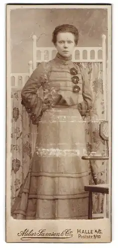 Fotografie Atelier Samson & Co, Halle a. S., Poststr. 9 / 10, Portrait junge Frau im modischen Kleid