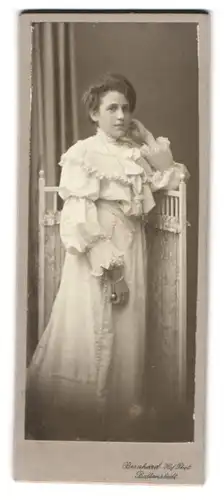 Fotografie Bernhard, Ballenstedt, Portrait junge Dame im weissen Rüschenkleid