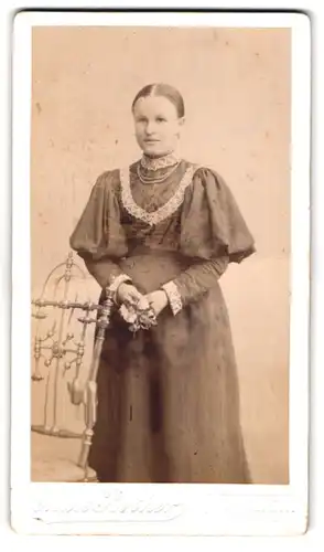 Fotografie Max Rother, Rosswein, Mittelstrasse 488, Portrait junge Frau im hübschen Kleid mit Spitze