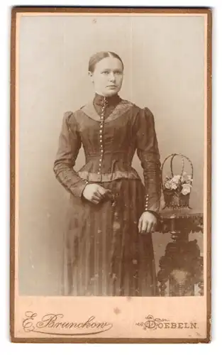 Fotografie E. Brunckow, Döbeln, Albert-Str. 9, Portrait ernste junge Frau im edlen Kleid