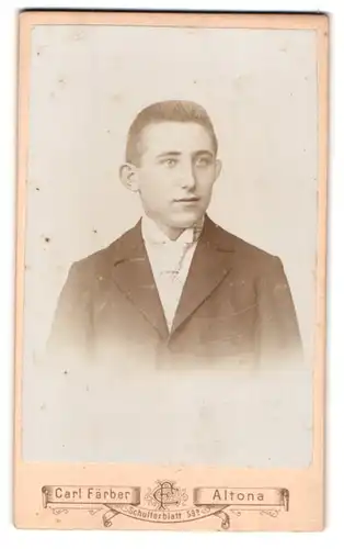 Fotografie Carl Färber, Altona, Schulterblatt 59, Portrait junger Herr mit Bürstenhaarschnitt