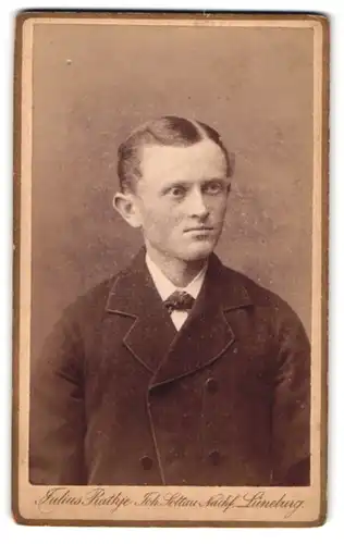 Fotografie Julius Rathje, Lüneburg, Wagestrasse 2, Portrait Herr mit gescheiteltem Haar und Krawattentuch