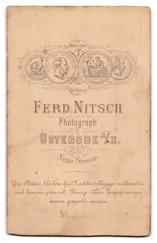 Fotografie Ferd. Nitsch, Osterode a. H., Neue Strasse, Portrait eleganter junger Herr im Anzug