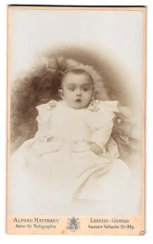 Fotografie Alfred Matthaey, Leipzig-Gohlis, Äussere Hallesche Str. 99, Portrait niedliches Baby im Taufkleid