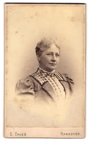 Fotografie C. Thies, Hannover, Höltystrasse 13, Portrait ältere Dame mit blonden Locken & modischer Bluse