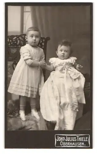 Fotografie Joh. Julius Thiele, Oberhausen, Friedrich-Carlstr. 32, Portrait Kleinkind und Baby in niedlichen Kleidchen