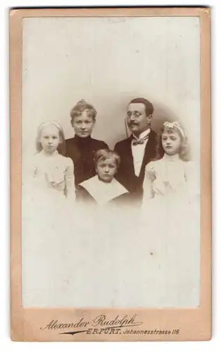 Fotografie Alexander Rudolph, Erfurt, Johannesstrasse 116, Familienportrait mit drei Kindern, Brille, Haarschleifen
