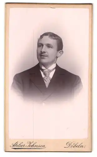 Fotografie Atelier Johnsen, Döbeln, Zwingerstrasse 34, Portrait Herr im Anzug mit Krawattentuch