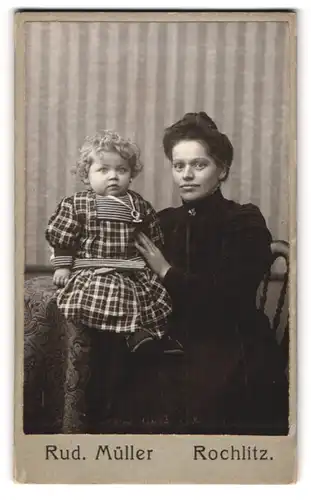 Fotografie Rud. Müller, Rochlitz, Portrait stolze Mutter mit niedlichem blondgelocktem Kleinkind