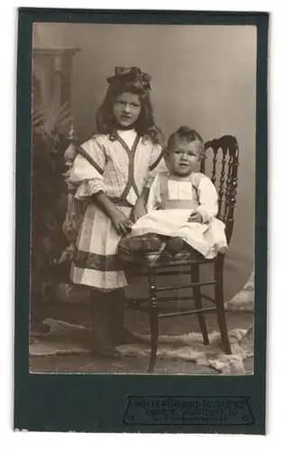 Fotografie Walter Brunke Helios, Emden, Gr. Osterstr. 30, Portrait hübsches Mädchen mit Schleife & Kleinkind