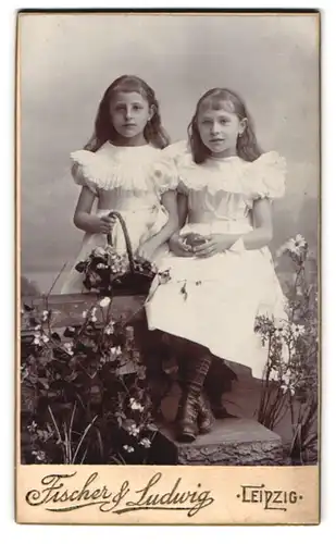 Fotografie Fischer & Ludwig, Leipzig, Portrait zweier entzückender Mädchen mit Blumenkorb und Ball