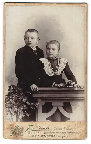 Fotografie Ferd. Stracke, Reichenberg i. B., Schützengasse 35, Portrait Geschwisterpaar in festlicher Kleidung