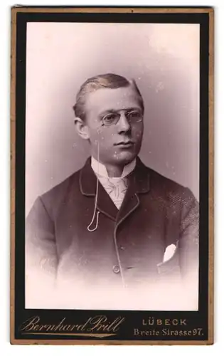 Fotografie Bernhard Prill, Lübeck, Breite Strasse 97, Portrait junger Herr mit Brille und Einstecktuch