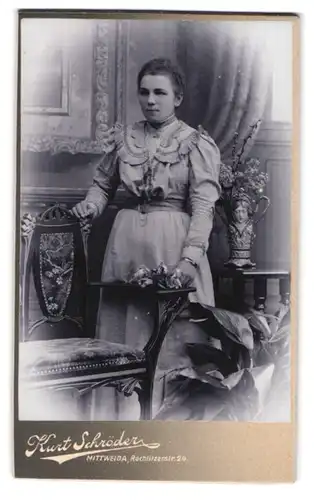 Fotografie Kurt Schröder, Mittweida, Rochlitzerstr. 24, Portrait junge Frau im schönen Kleid, Vase im Jugendstil