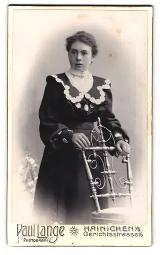 Fotografie Paul Lange, Hainichen i. S., Gerichtsstrasse 16, Portrait junge Dame im hübschen Kleid