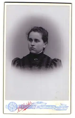 Fotografie K. Schröder, Mittweida, Rochlitzerstr. 24, Portrait ernste junge Frau mit Brosche