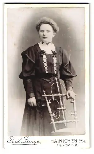 Fotografie Paul Lange, Hainichen i. Sa., Gerichtsstrasse 16, Portrait junge Dame im hübschen Kleid mit Schleifen