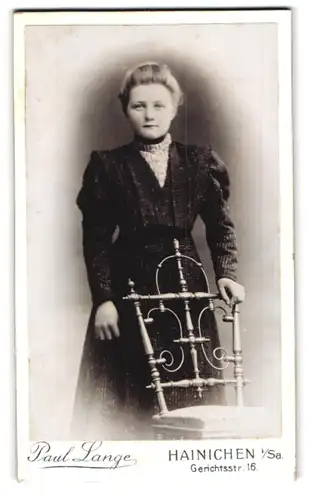 Fotografie Paul Lange, Hainichen i. Sa., Gerichtsstrasse 16, Portrait blonde junge Dame vor einem Stuhl