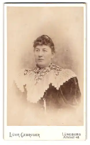 Fotografie Lühr Gebrüder, Lüneburg, Altstadt 48, Portrait bürgerliche Dame in edler Bluse mit Spitze