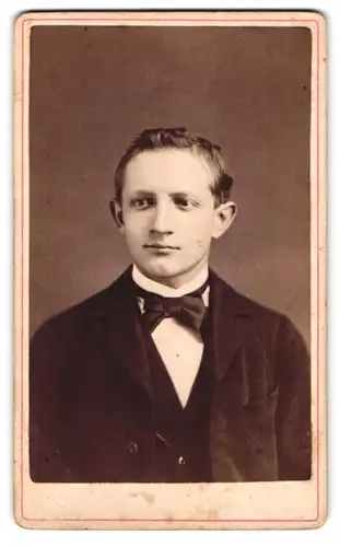 Fotografie Chr. v. Borries, Bergen / Celle, Portrait junger Herr im Anzug mit Fliege