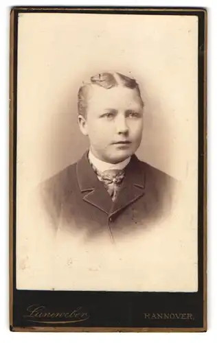 Fotografie Leineweber, Hannover, Georgstrasse 11, Portrait blonder junger Mann mit Mittelscheitel