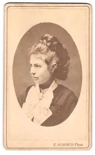 Fotografie E. Schmid, Marburg, Casernenstrasse, Portrait hübsche junge Frau mit Flechtfrisur