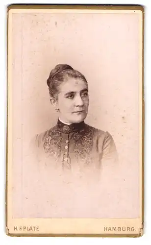 Fotografie H. F. Plate, Hamburg, Gr. Bleichen 46, Portrait ältere Dame mit Flechtfrisur