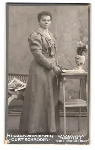 Fotografie Curt Schröder, Döbeln, Zwingerstrasse 9, Portrait elegante Dame mit Perlenkette