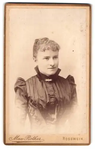 Fotografie Max Rother, Rosswein, am Markt, Portrait hübsche junge Frau mit Haardutt