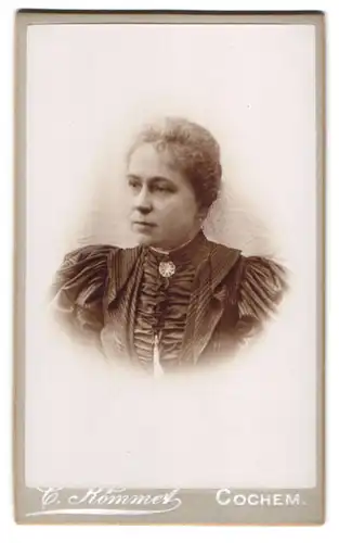 Fotografie Römmert, Cochem, Portrait bürgerliche Dame in edler Bluse mit Brosche