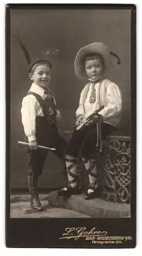 Fotografie L. Gahre, Bad Godesberg a. R., Portrait zweir Knaben in bayerischer Tracht, Lederhosen